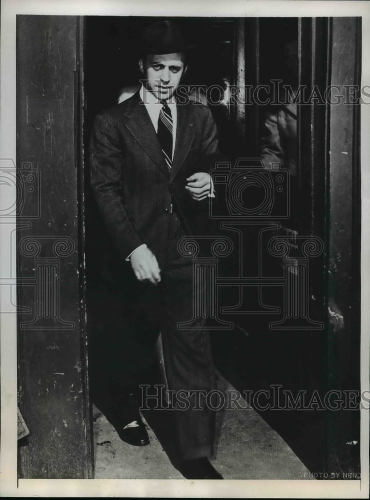 1946 Press Photo Dr. David Shugar, Leaving Ottawa Police Station - nef20379