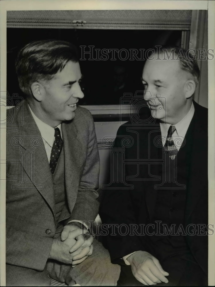 Load image into Gallery viewer, 1940 Press Photo Marvin Jones and Henry Wallace on Train to Des Moines, Iowa
