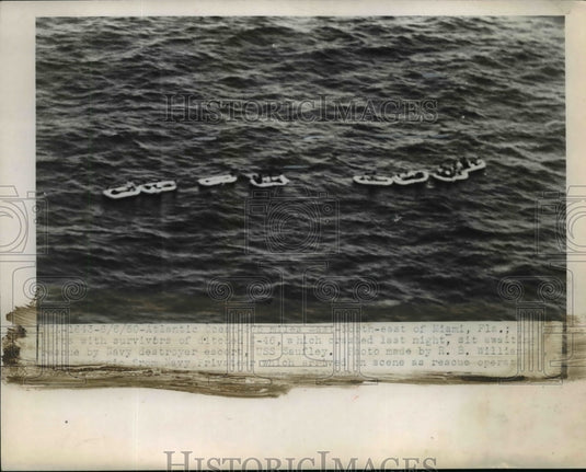 1950 Press Photo Rafts with survivors await rescue by Navy destroyer escort