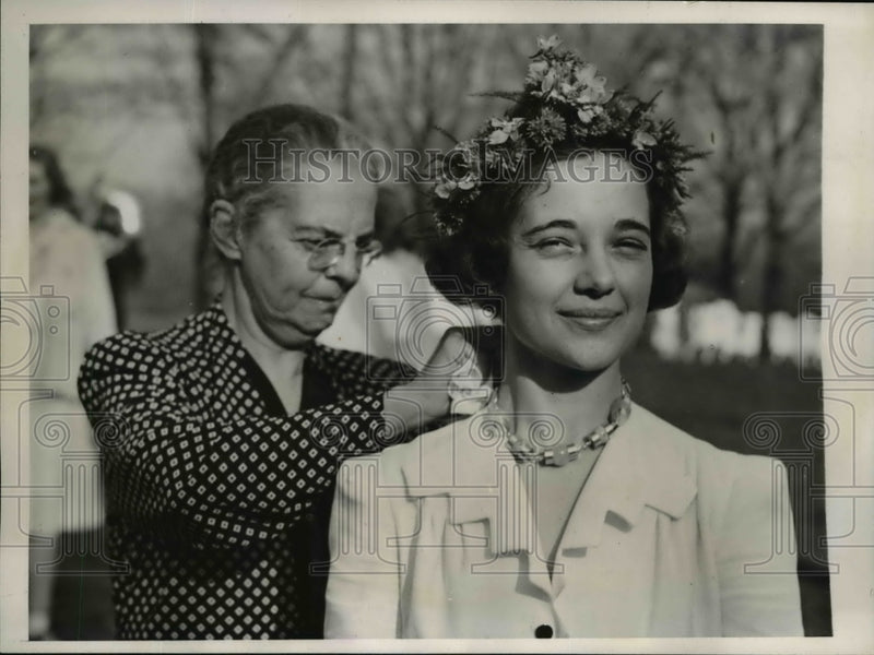Load image into Gallery viewer, 1940 Press Photo Dr Marion E Park Placing Necklace Around Marion Gill's Neck
