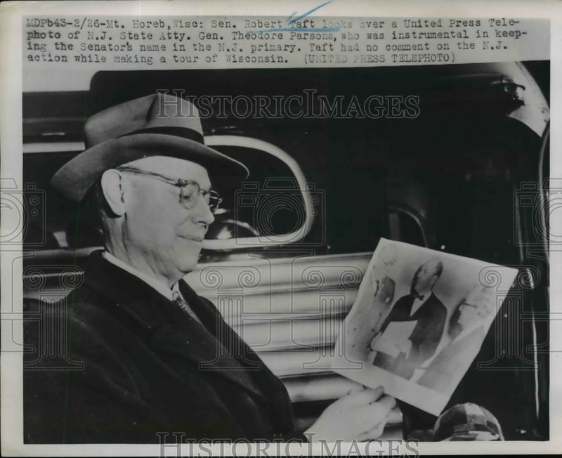Load image into Gallery viewer, 1952 Press Sen Robert Taft Looks Over United Press Photo of Gen Theodore Parsons
