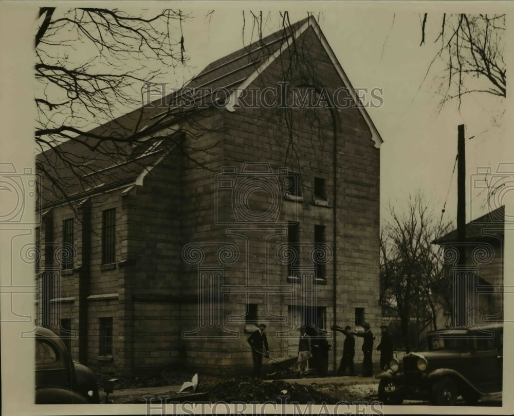 1939 Press Photo Member of Brookfield Baptist Church Build New Church Themselves
