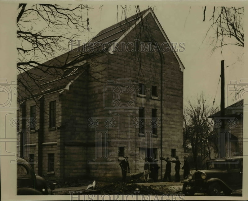 Load image into Gallery viewer, 1939 Press Photo Member of Brookfield Baptist Church Build New Church Themselves
