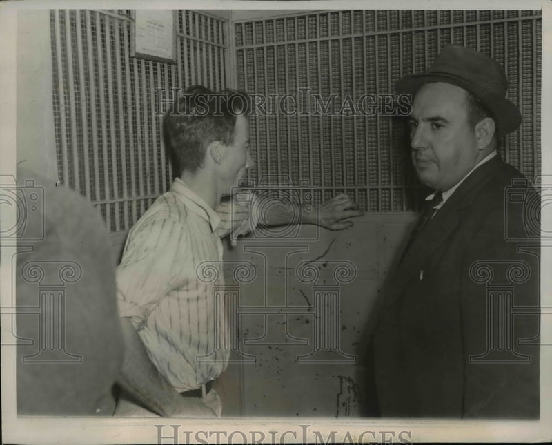 Load image into Gallery viewer, 1941 Press Photo Irwin Ted Dowlin After Surrender, California - nef20570

