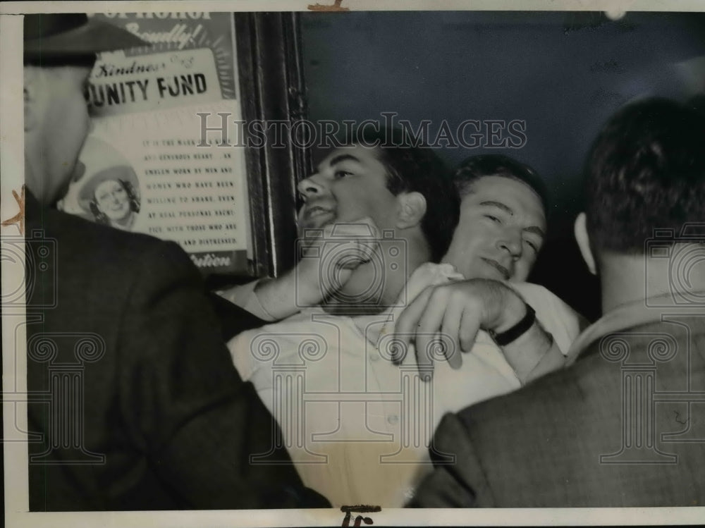 1940 Press Photo David Neiman Strangling Bernard Linder @ Chicago Police Station