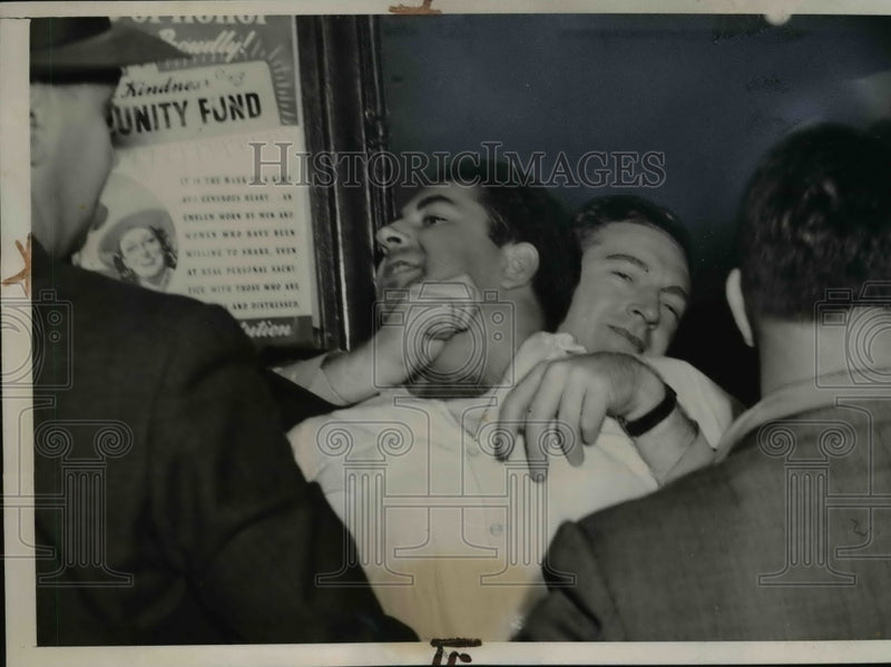 Load image into Gallery viewer, 1940 Press Photo David Neiman Strangling Bernard Linder @ Chicago Police Station
