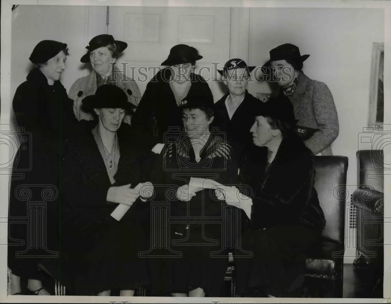 Load image into Gallery viewer, 1936 Press Photo Group Representing Committee For People's Mandate To End War
