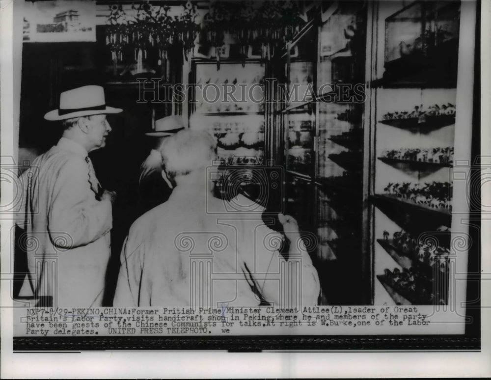 1954 Press Photo Clement Attlee Visits Peking Handicraft Shop, China - nef20669