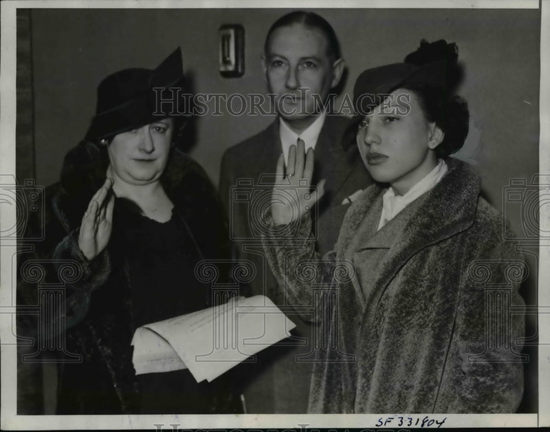 Load image into Gallery viewer, 1936 Press Photo Maryon Hewitt McCarter, Attorney Russel P. Tyler at Deposition
