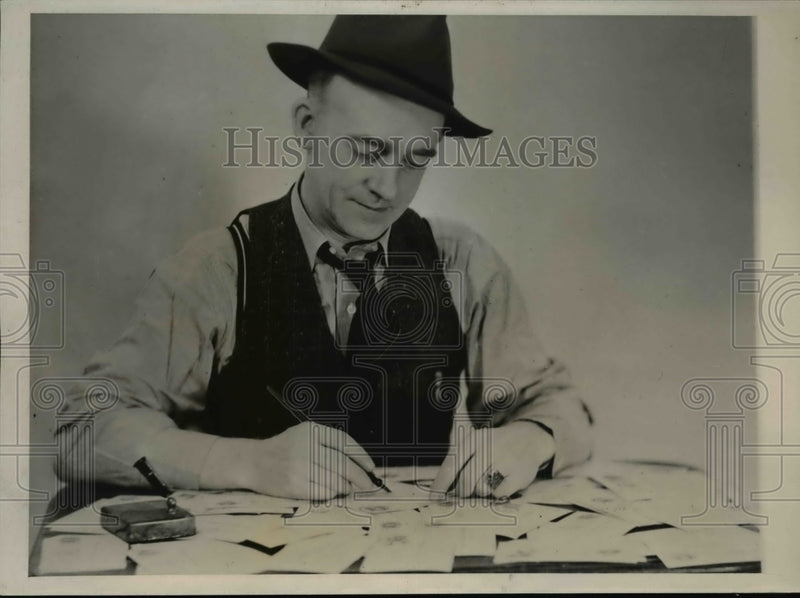 Load image into Gallery viewer, 1939 Press Photo W.H. McWilliams Addressing Christmas Cards - nef20776
