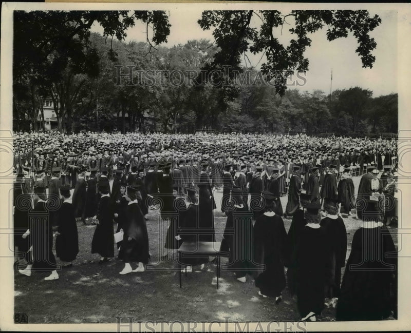 Load image into Gallery viewer, 1945 Press Photo Northwestern University 87th Commencement, Evanston - nef20783
