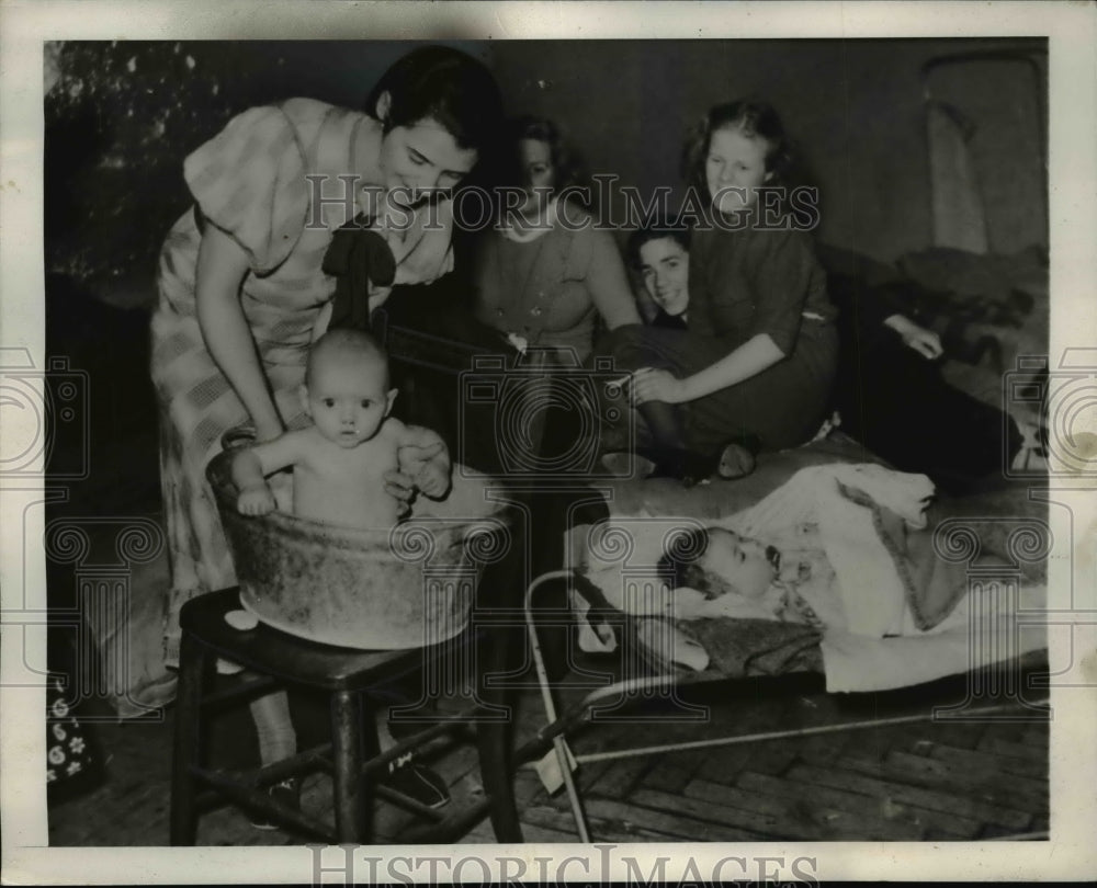 1940 Press Photo Homeless London Residents in Shelter, World War II - nef20800
