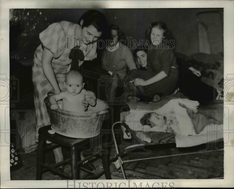 Load image into Gallery viewer, 1940 Press Photo Homeless London Residents in Shelter, World War II - nef20800
