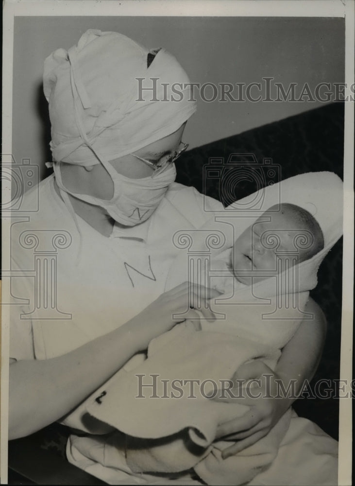 1940 Press Photo Newborn Son of Al "Boots" Hollingsworth in St. Louis Hospital