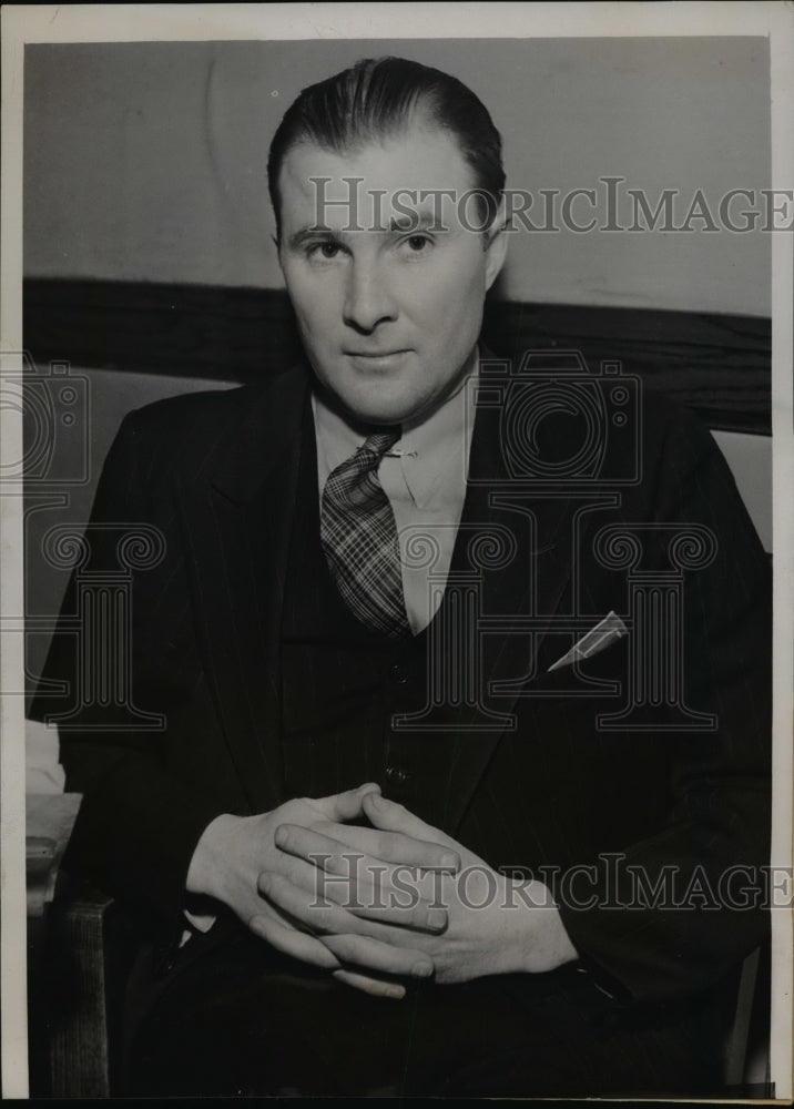 Load image into Gallery viewer, 1937 Press Photo David J. Wood in Chicago Court - nef20842
