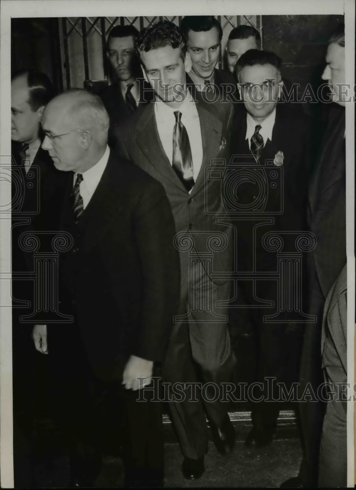 Load image into Gallery viewer, 1938 Press Photo John Henry Seadlund Entering Chicago Court in Murder Trial
