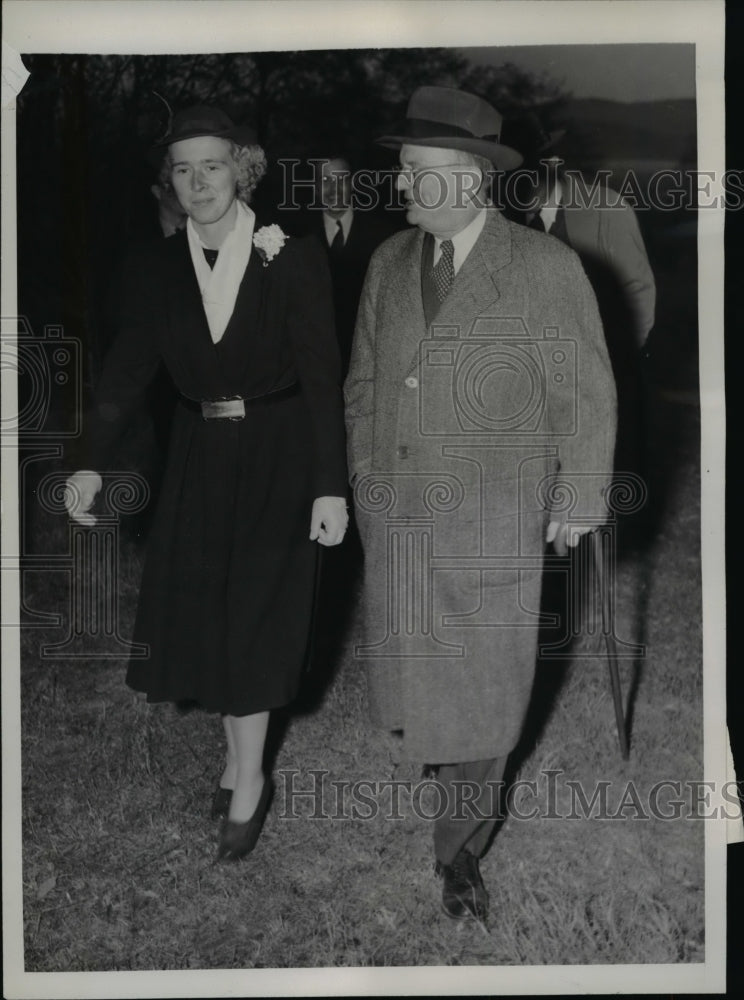 1941 Press Photo Marie Pierce on Trial for Shooting with Attorney Aubrey Weaver