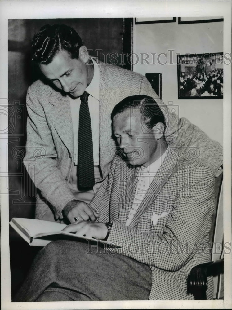 Load image into Gallery viewer, 1946 Press Photo Henry Soderberg Greeted By Army Captain William Burghardt
