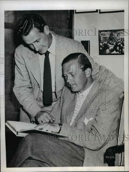 1946 Press Photo Henry Soderberg Greeted By Army Captain William Burghardt