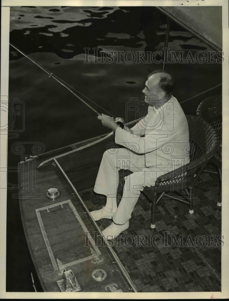 Load image into Gallery viewer, 1938 Press Photo George B. Williams Pres of R.F.C. Mortgage Co Deep Sea Fishing
