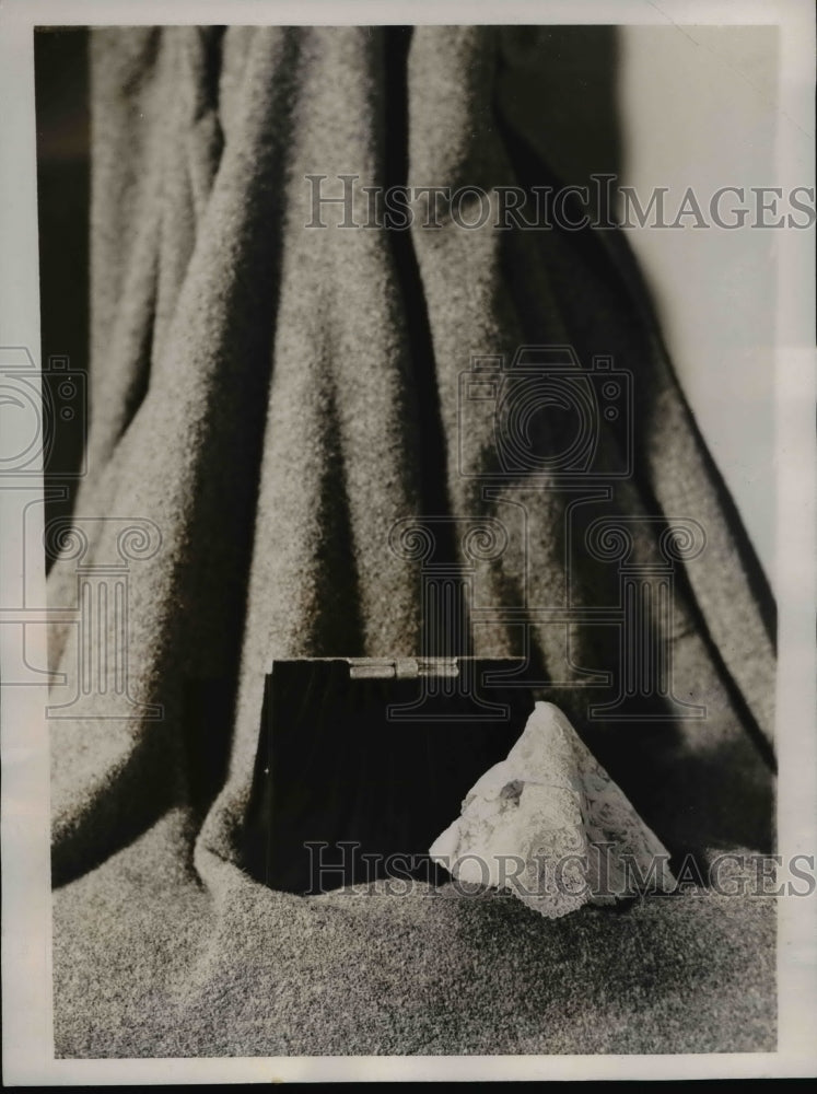 1938 Press Photo Saks Fifth Avenue Black Handbag - nef21056