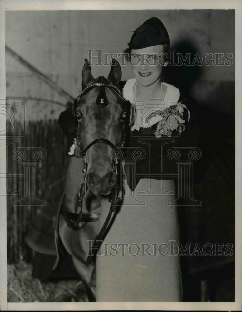 Load image into Gallery viewer, 1936 Press Mrs William MasColl Shown With Her Entry For Model Challenge Trophy
