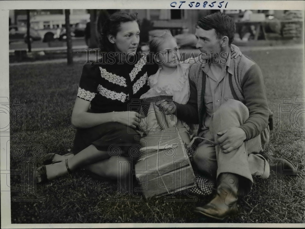 1930 Press Photo Tom McDermott with family hitch-hiked and found in Grant Park