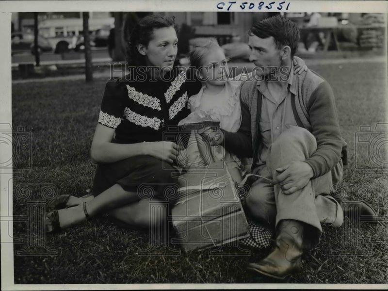Load image into Gallery viewer, 1930 Press Photo Tom McDermott with family hitch-hiked and found in Grant Park

