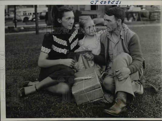 1930 Press Photo Tom McDermott with family hitch-hiked and found in Grant Park