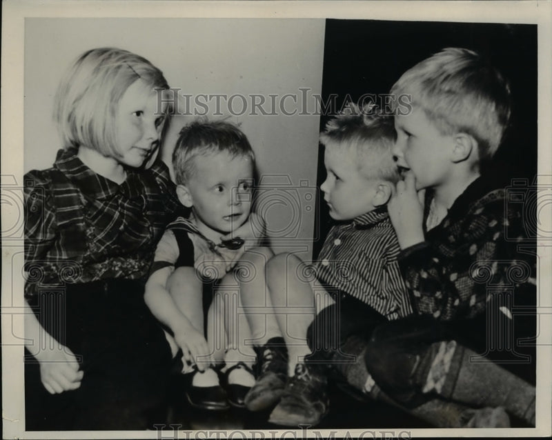 Load image into Gallery viewer, 1939 Press Photo Kenneth Wolvin WPA worker left four orphaned children
