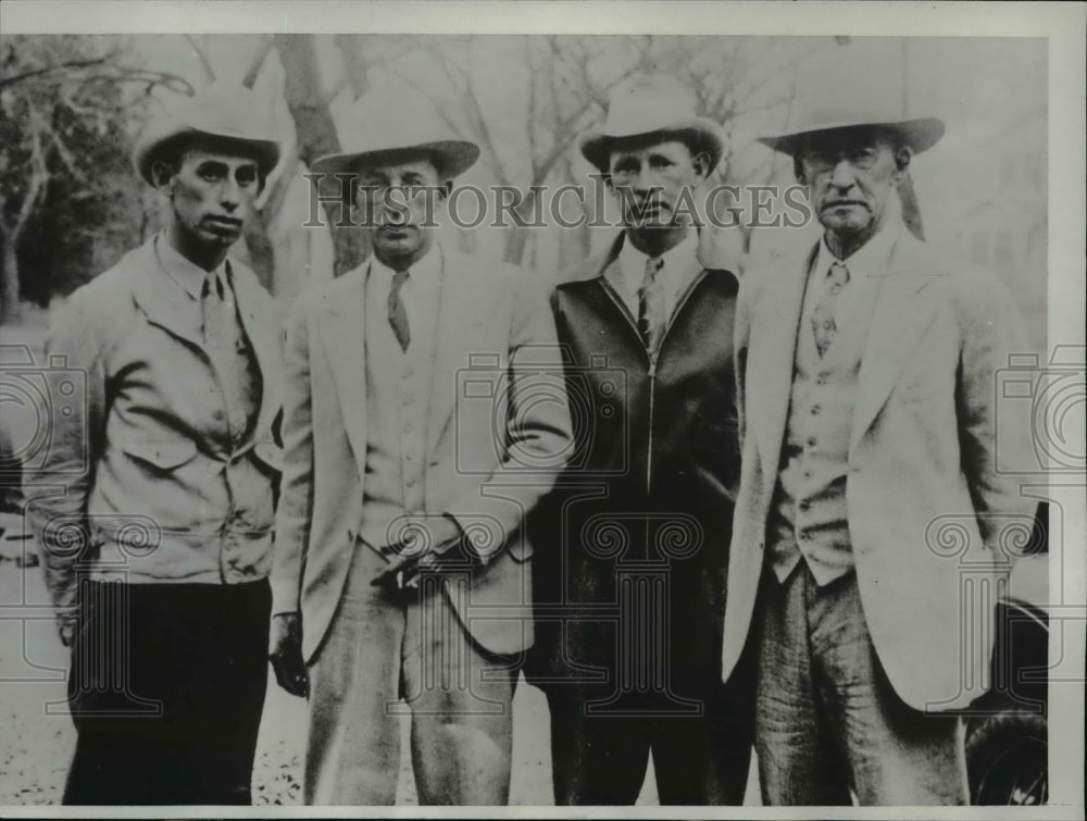 1933 Press Photo Family aids in search of Harry Pritchard and his wife