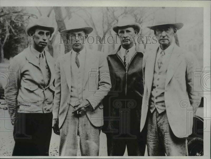 Load image into Gallery viewer, 1933 Press Photo Family aids in search of Harry Pritchard and his wife
