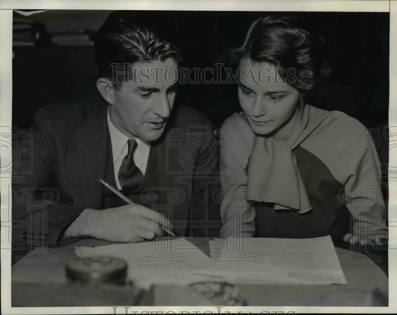 Load image into Gallery viewer, 1933 Press Photo J.L. Donovan and Margaret Stabler at NRA Union Headquarters

