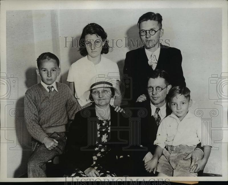 Load image into Gallery viewer, 1933 Press Photo Ernest Von Buelow Family in Extortion Trial, Alhambra, CA
