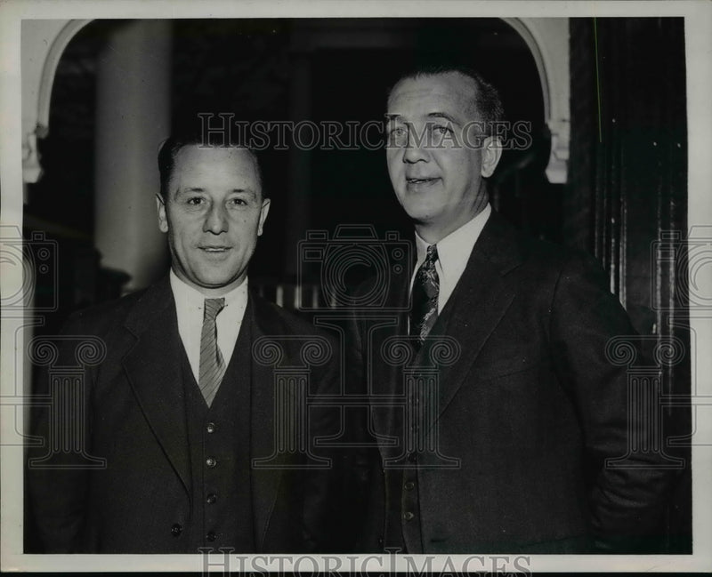 Load image into Gallery viewer, 1937 Press Photo Sheriff Egglefield and Roger Norton at John Montague Trial
