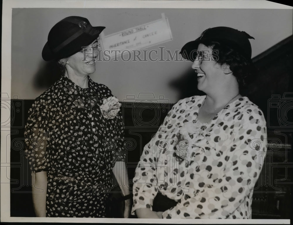 1936 Press Photo Madge Macklin Welcomed by Dr Helen Parsons to University of Wis