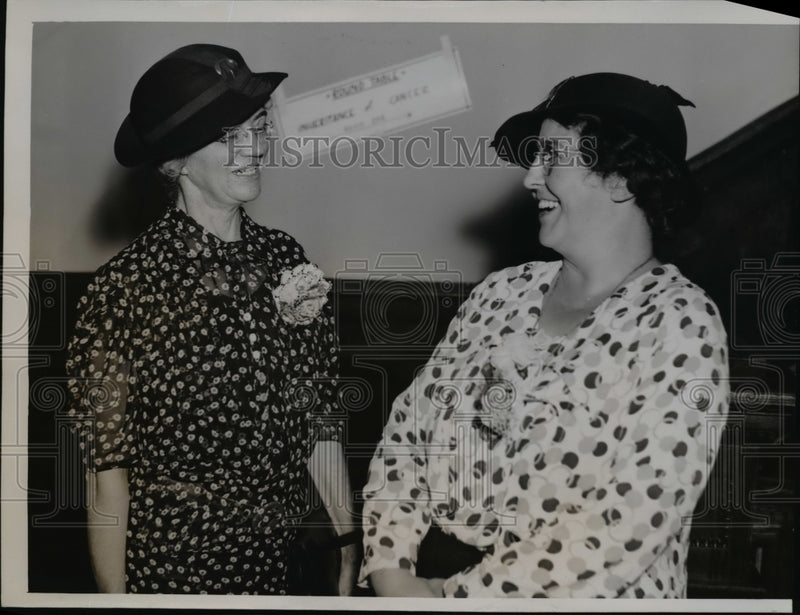 Load image into Gallery viewer, 1936 Press Photo Madge Macklin Welcomed by Dr Helen Parsons to University of Wis
