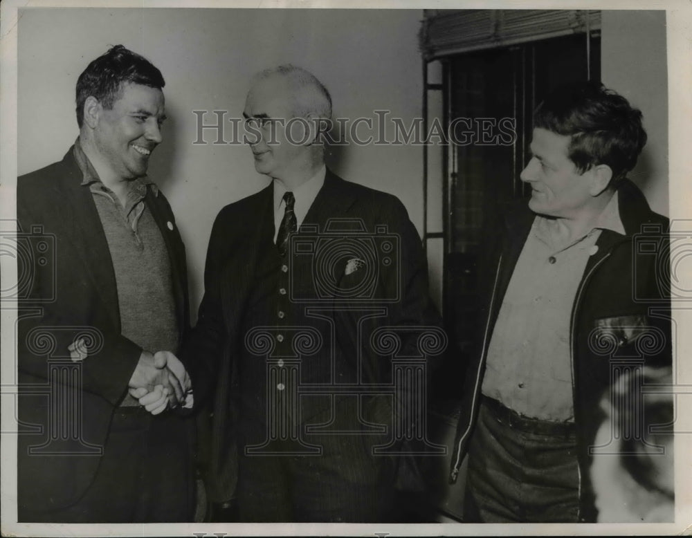 1937 Press Photo Burley William Garrity Congrulates Philip Murray Steel Chairman