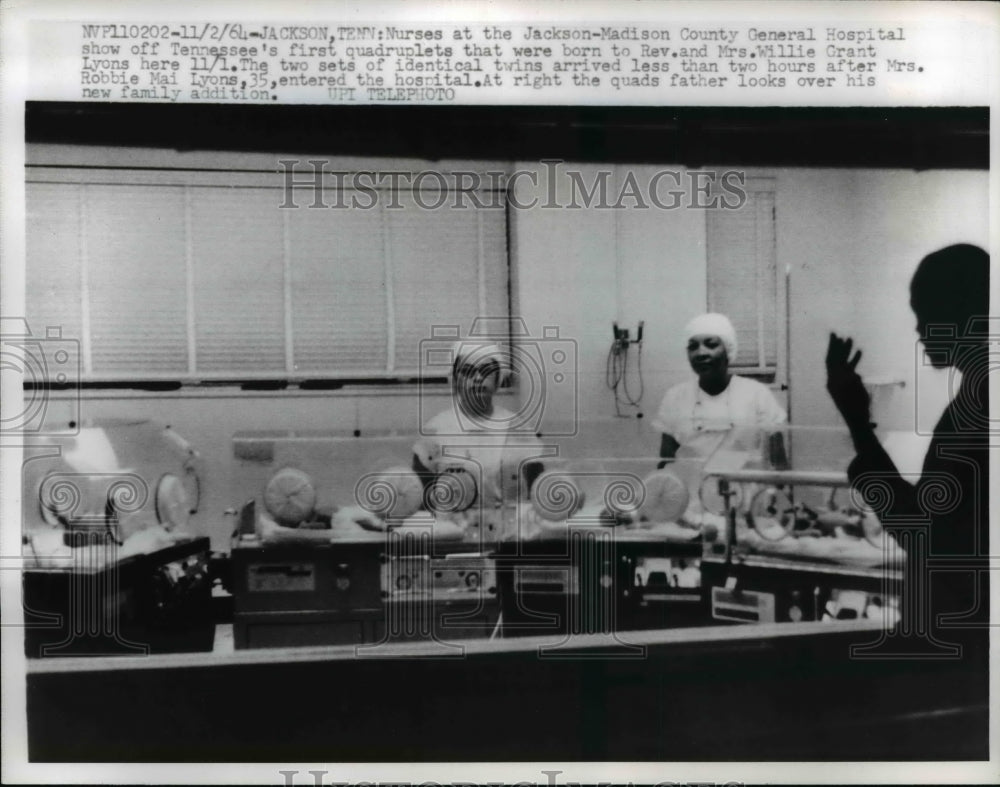 1964 Press Photo Nurses at Jackson-Madison County Hospital Show Off Quadruplets