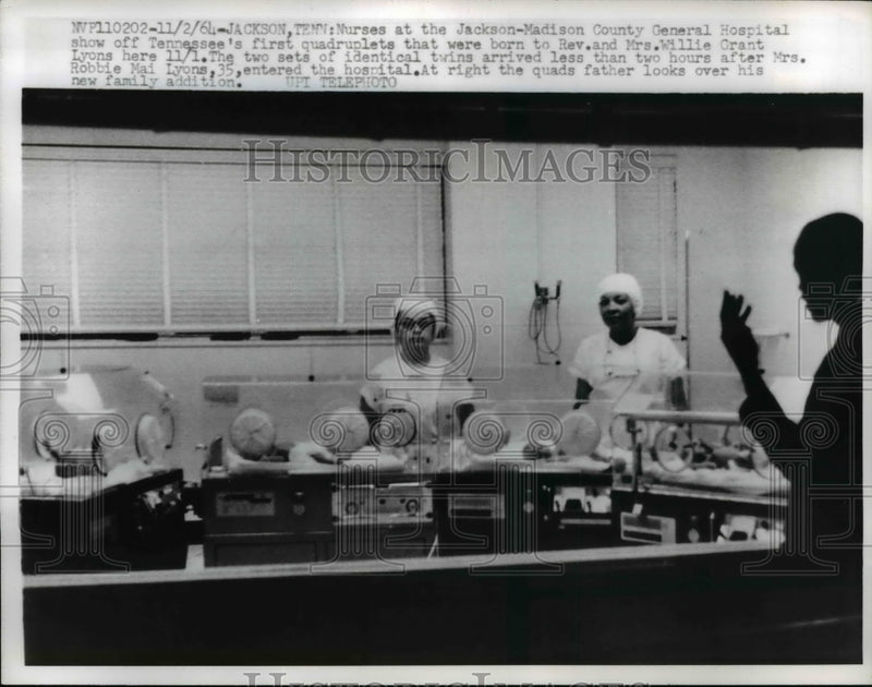 Load image into Gallery viewer, 1964 Press Photo Nurses at Jackson-Madison County Hospital Show Off Quadruplets

