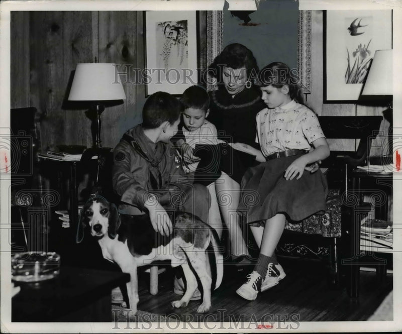 Load image into Gallery viewer, 1954 Press Photo Mrs Dolly Saxbe Reads to Children - nef21322
