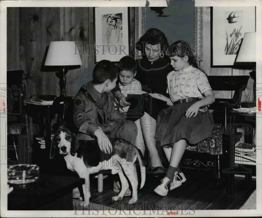 1954 Press Photo Mrs Dolly Saxbe Reads to Children - nef21322