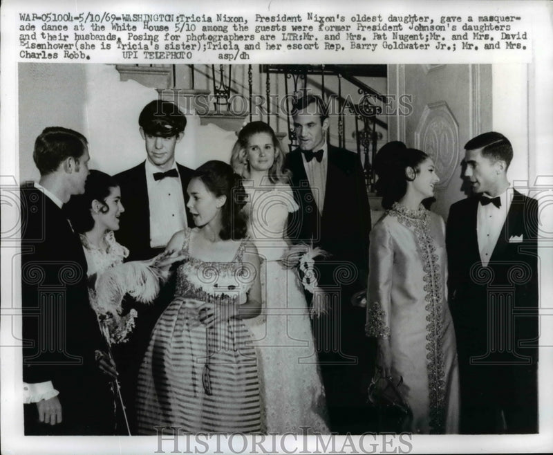 Load image into Gallery viewer, 1969 Press Photo Pres Nixon's Eldest Daughter, Tricia, Gave Masquerade Dance
