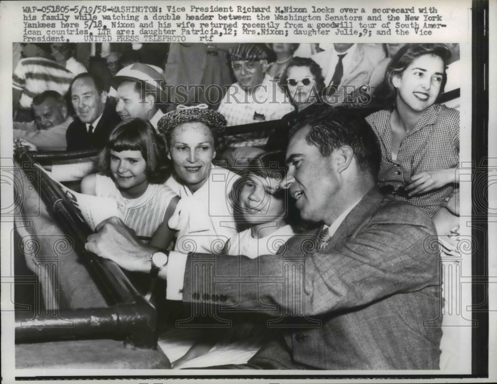 1958 Press Photo VP Richard Nixon Looks Over Scorecard With His Family