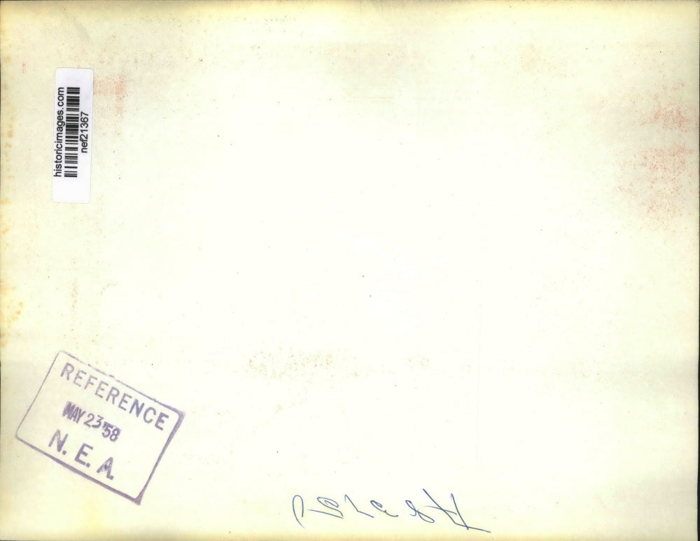 1958 Press Photo VP Richard Nixon Looks Over Scorecard With His Family