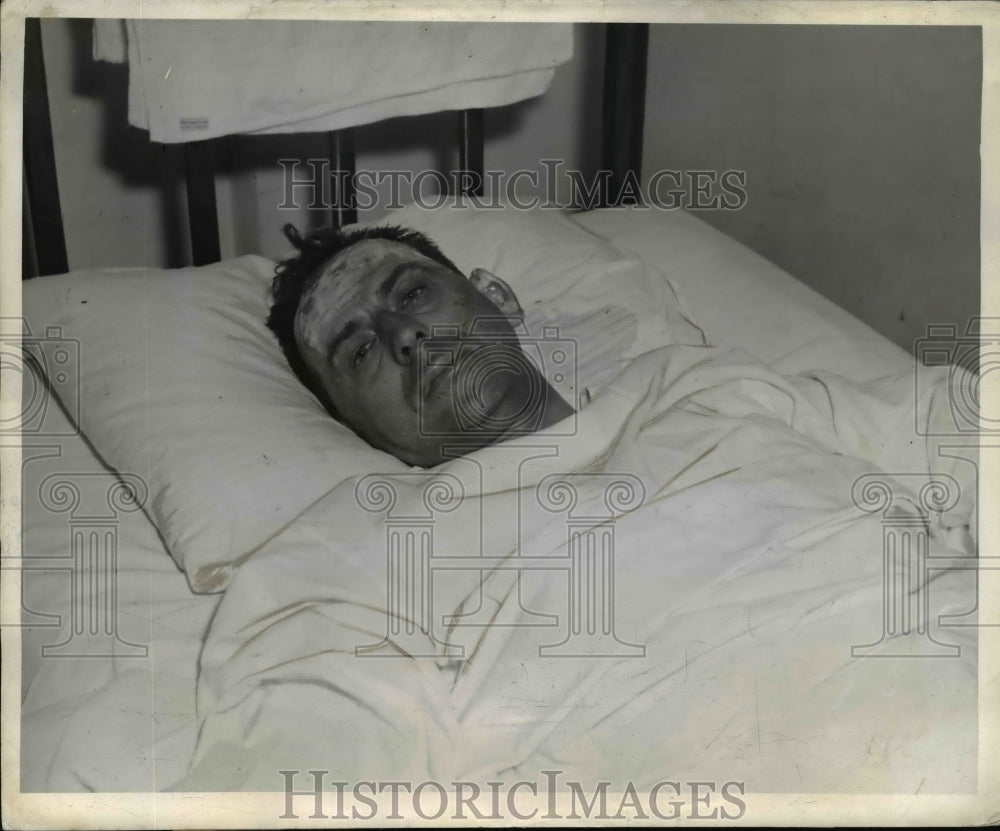 1943 Press Photo S.K. Hoffman of Pa. survived the crashed of American Airliner