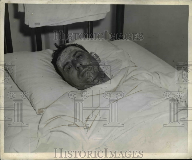 Load image into Gallery viewer, 1943 Press Photo S.K. Hoffman of Pa. survived the crashed of American Airliner
