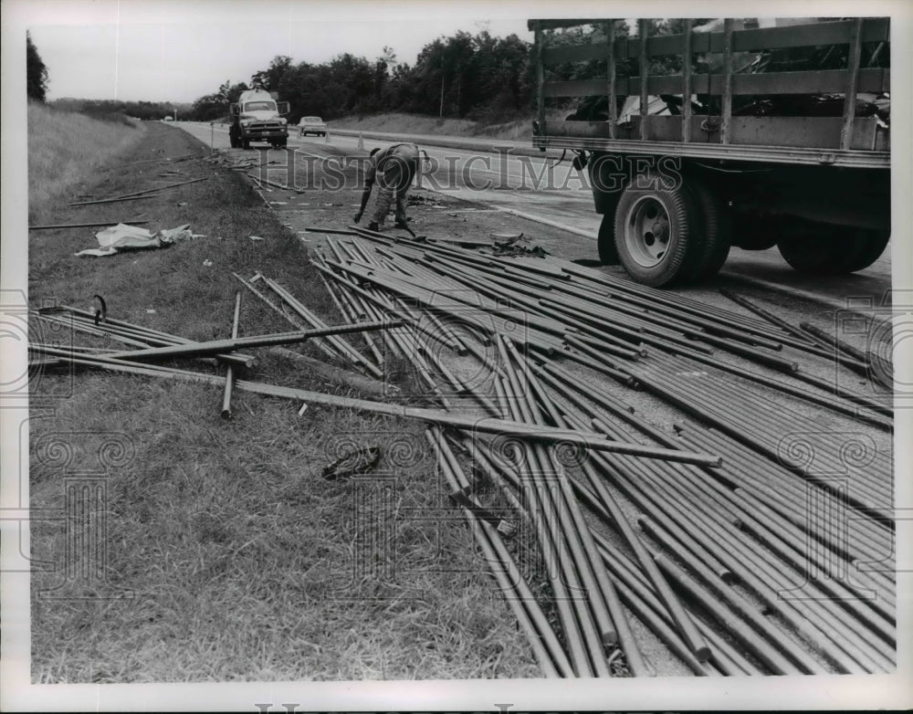 1952 Press Photo Steel on Ohio Park after Greyhound bus hit a truck - nef21392