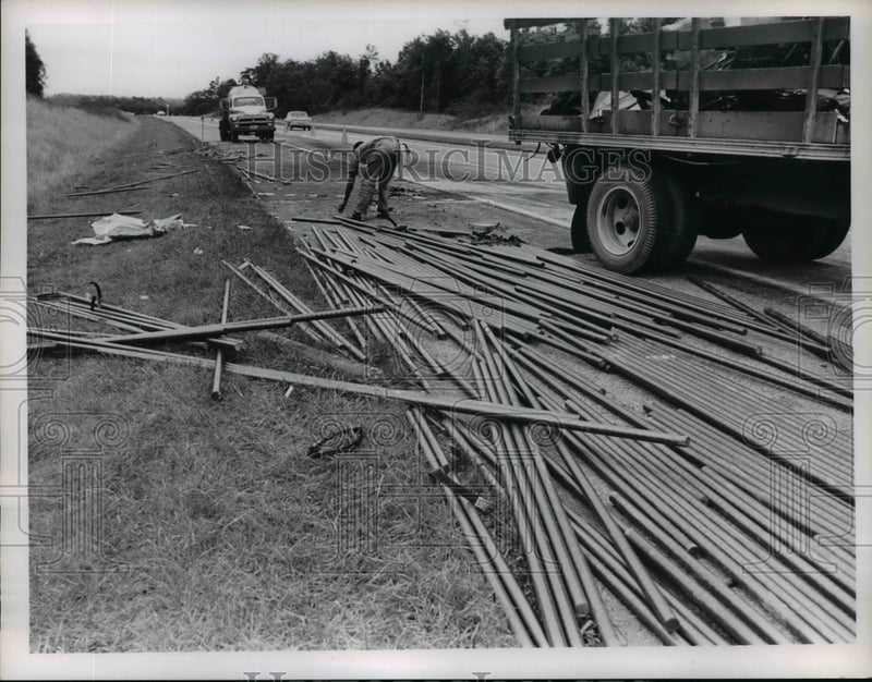 Load image into Gallery viewer, 1952 Press Photo Steel on Ohio Park after Greyhound bus hit a truck - nef21392
