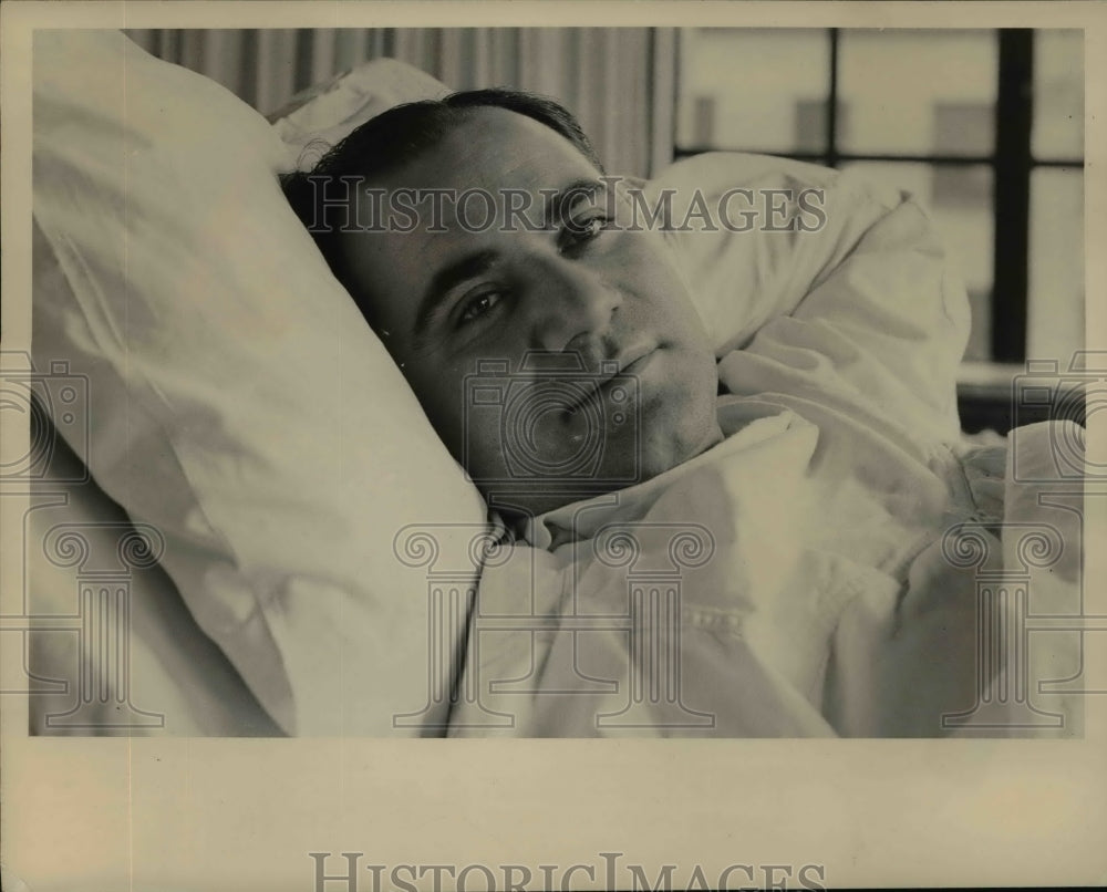 1949 Press Photo Frank Lombardo,trackless trolley wire broke and feel at his car